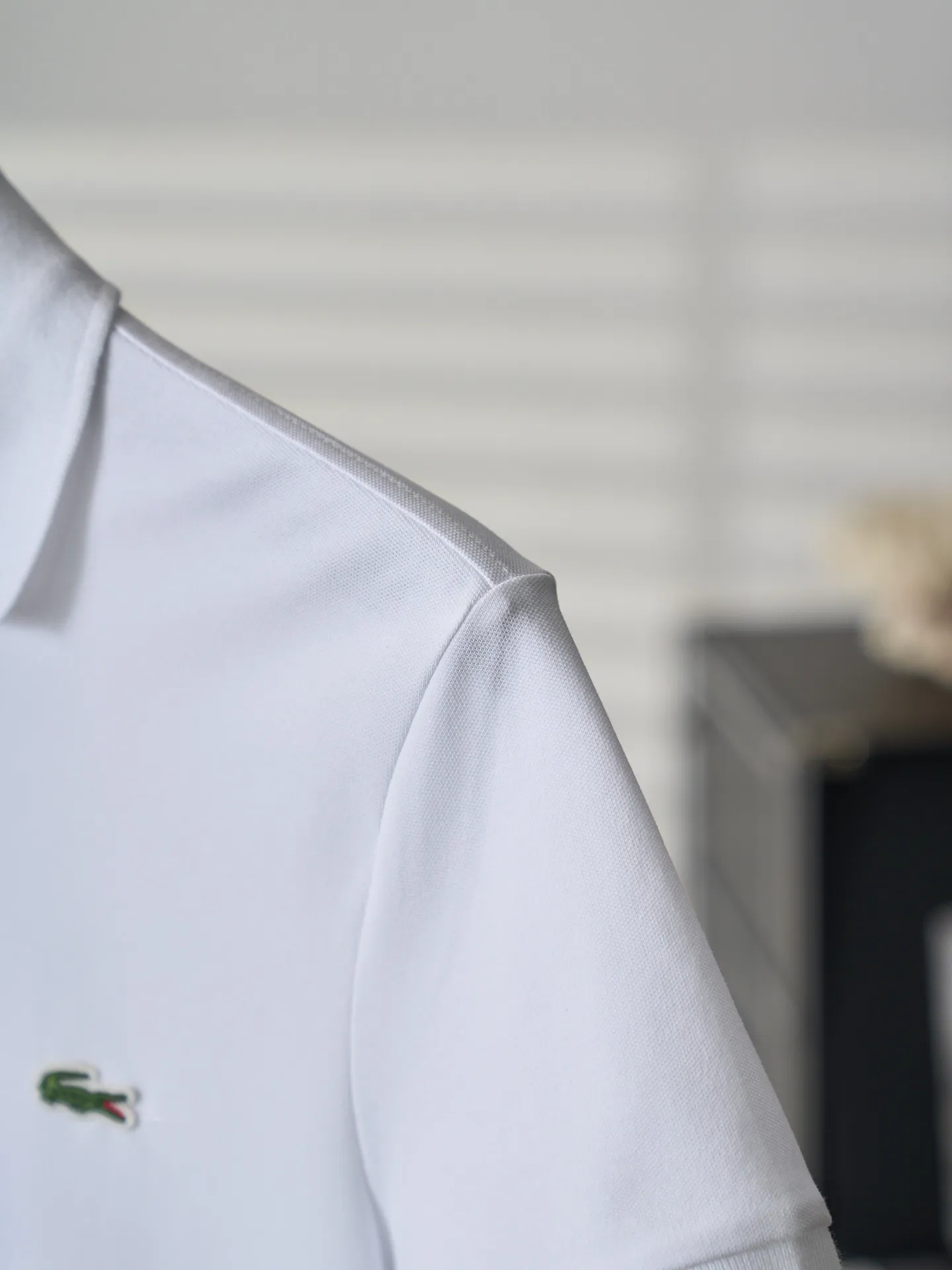 [Real auction] Lacoste crocodile logo embroidered short-sleeved Polo shirt [In Stock] S M L Adopting the stamping process, independent embroidered stamps are made through computer embroidery, and then positioned and sewn onto the clothing. It has a strong three-dimensional effect, is strong and washable, and has stable quality. The fabrics have been fermented and washed, giving a better hand feel and texture. It is not easy to deform, shrink, or fade. It maintains long-term beauty and fits well.